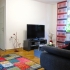 Wohndiele Mit Bequemer Couch, Teppich Und TV Flachbildschirm Und Großer Zimmerpflanze